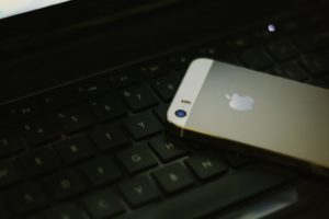 Beitragsbild Apple Ad-Tracking - iPhone auf Tastatur